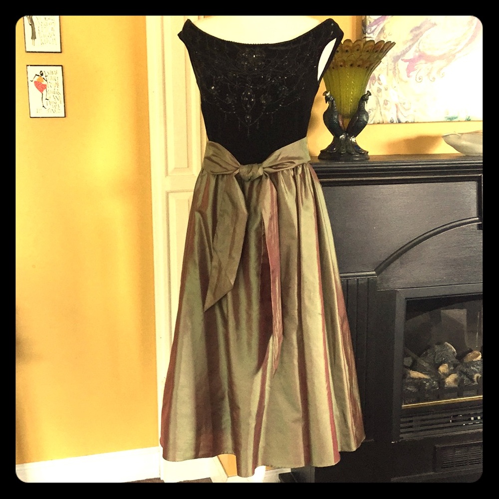 JS Boutique Black Velvet Beaded Bodice Sz 8 EUC